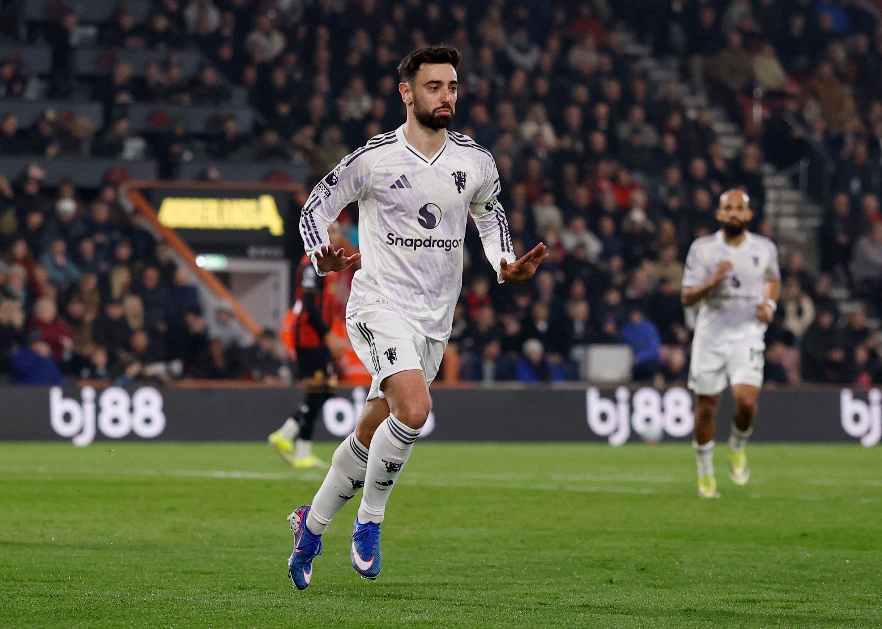 Bruno Fernandes của Manchester United trong trận đấu căng thẳng với Bournemouth.