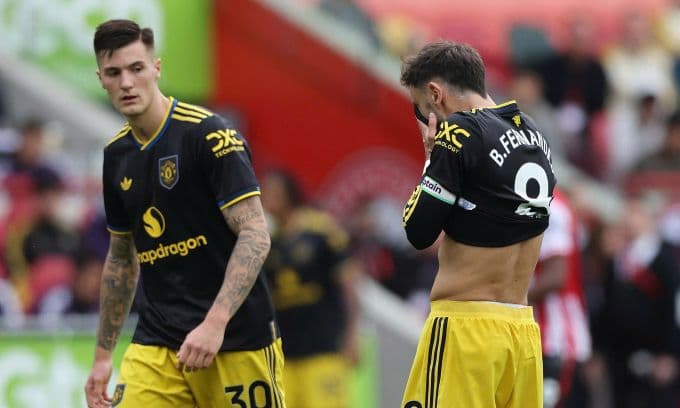 Bruno Fernandes cúi đầu thất vọng sau khi sút hỏng phạt đền, thể hiện áp lực tâm lý của Man Utd.