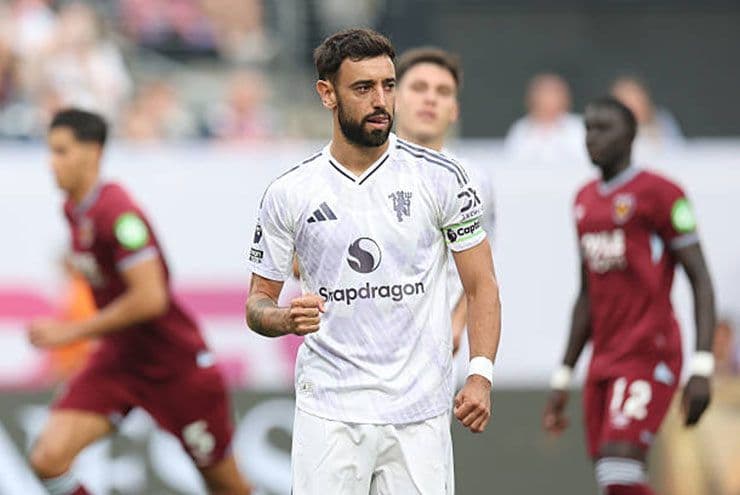 Bruno Fernandes ghi bàn cho Manchester United sau sai lầm của thủ môn West Ham