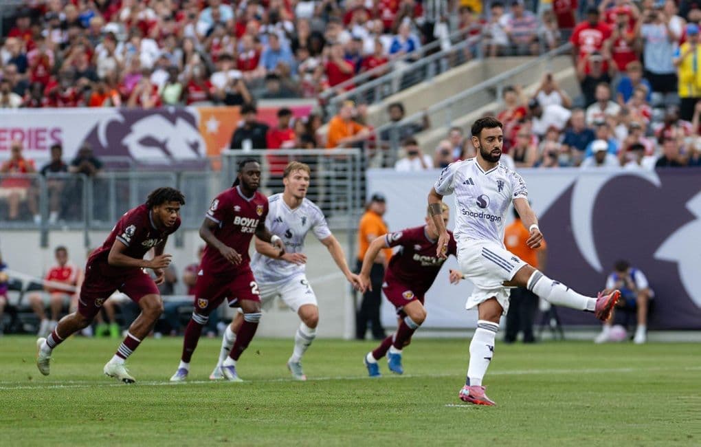 Bruno Fernandes ghi bàn với cú đúp ấn tượng cho Manchester United