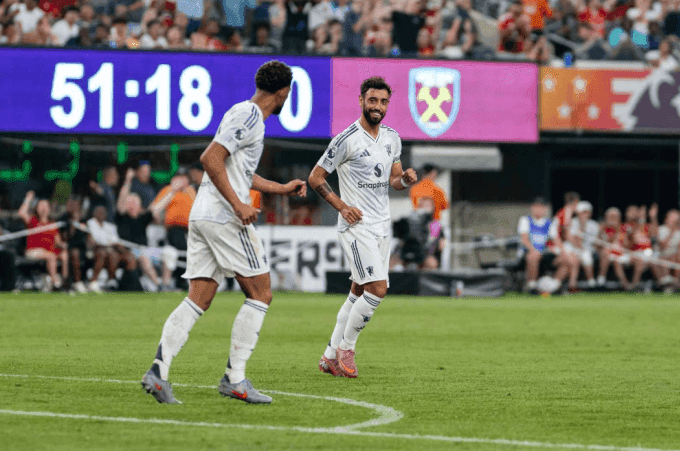 Bruno Fernandes ăn mừng bàn thắng nâng tỷ số lên 2-0 cho Man Utd