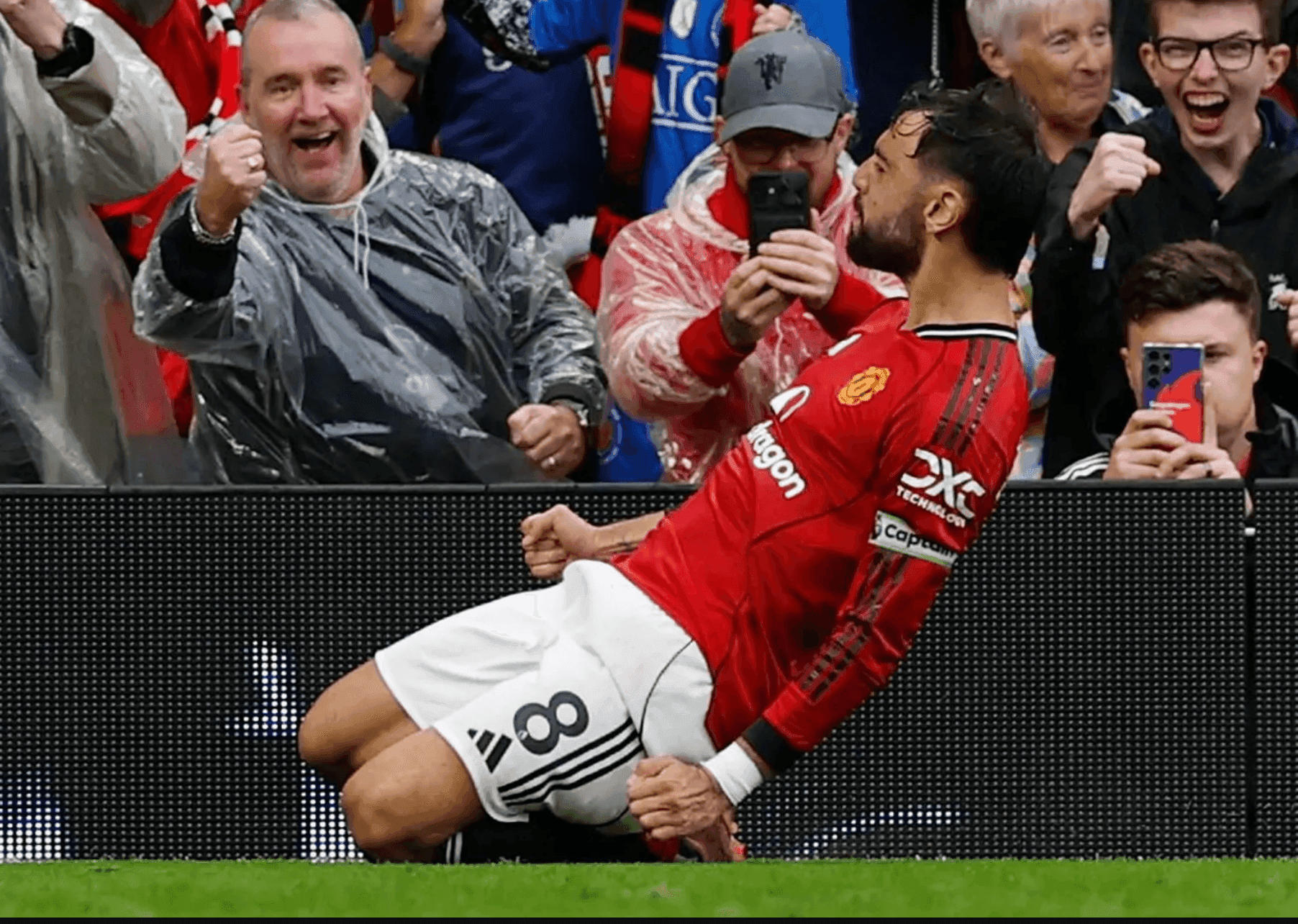 Bruno Fernandes ăn mừng bàn thắng quyết định trên chấm phạt đền giúp Manchester United giành chiến thắng kịch tính trước Burnley.