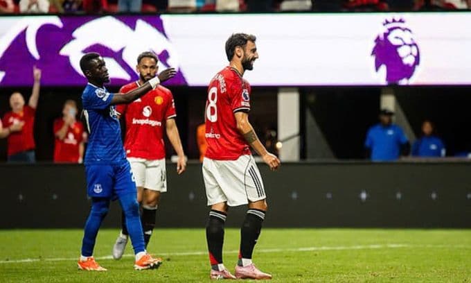 Bruno Fernandes ăn mừng sau khi ghi bàn mở tỷ số từ chấm phạt đền.