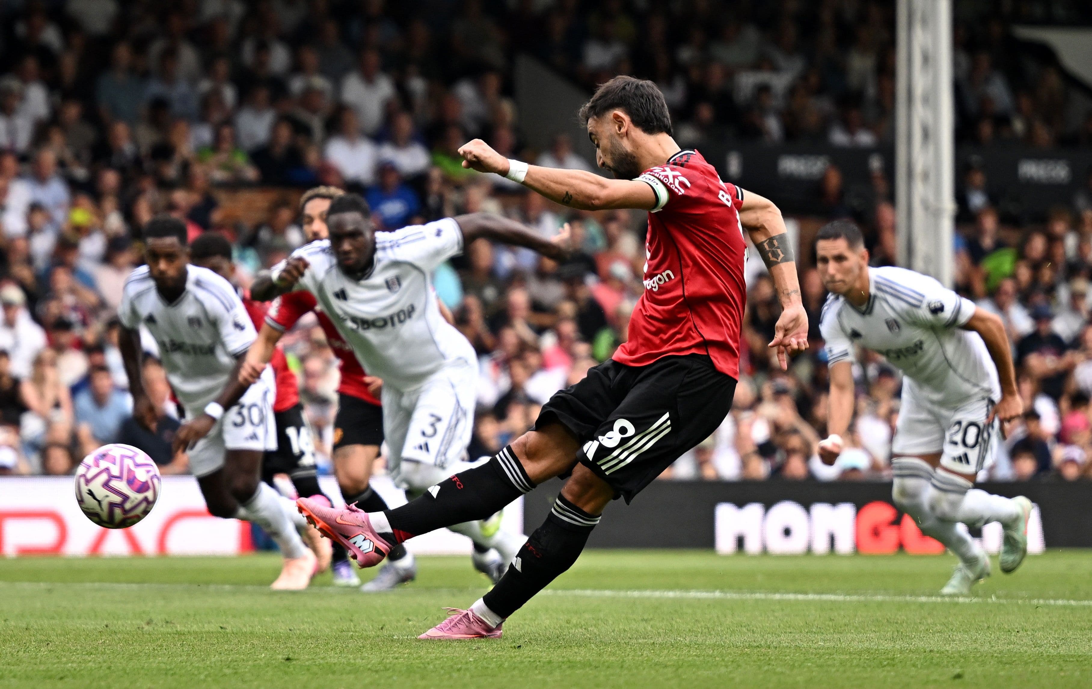 Bruno Fernandes sút hỏng quả phạt đền quan trọng.