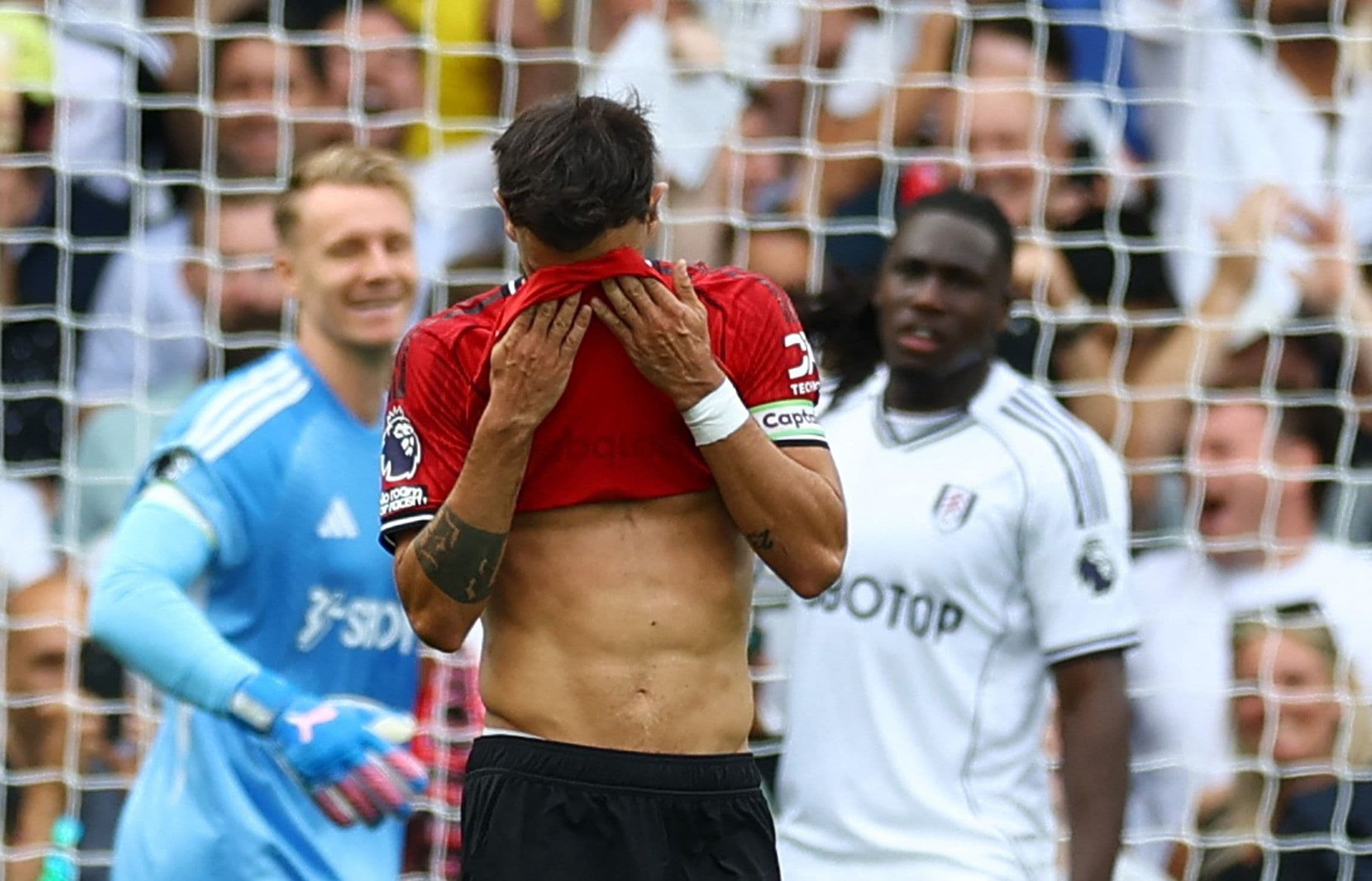 Bruno Fernandes thể hiện sự thất vọng sau pha bỏ lỡ cơ hội.