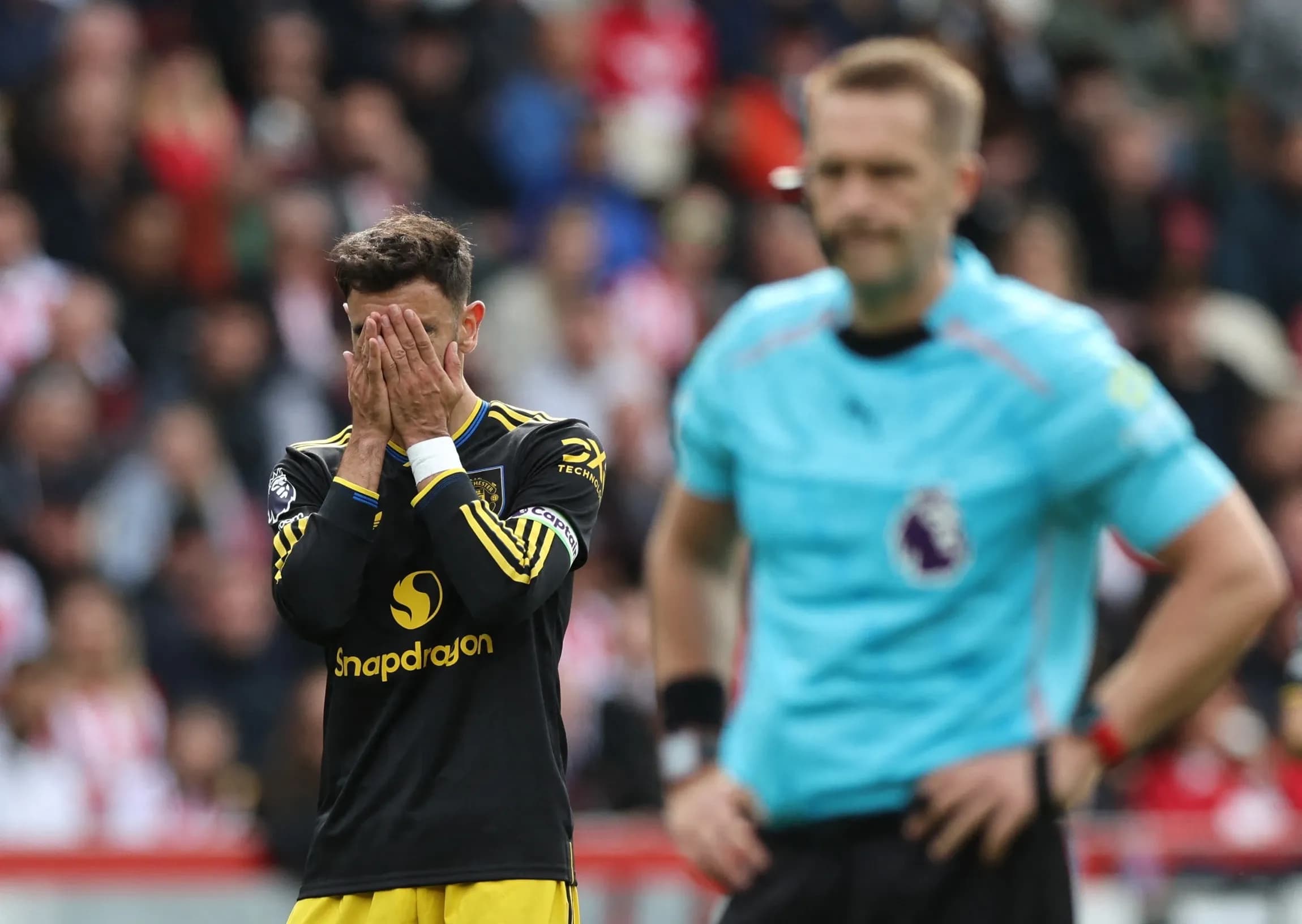 Bruno Fernandes thất vọng trên sân sau trận thua của Man Utd trước Brentford.