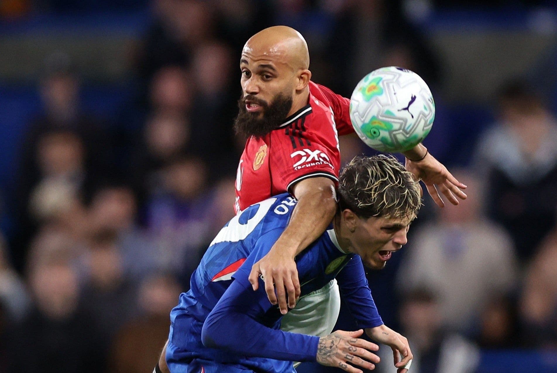 Bryan Mbeumo của Manchester United tranh chấp bóng trong trận đấu.
