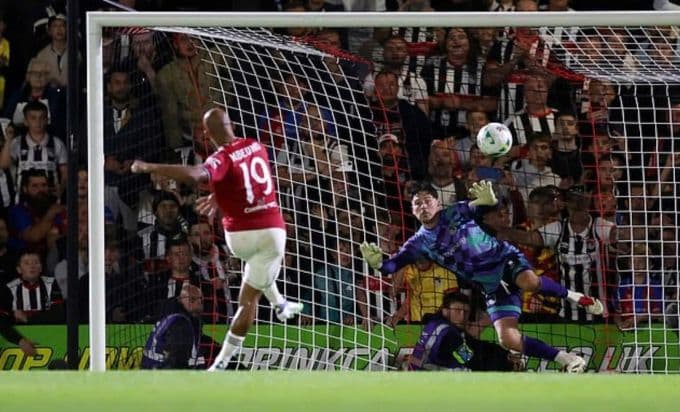 Bryan Mbeumo thực hiện cú sút luân lưu định mệnh trong trận đấu giữa MU và Grimsby Town