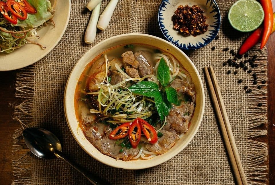 Bát bún bò Huế thơm ngon, một món ăn Việt phổ biến nhưng có thể chứa nhiều natri gây hại thận nếu tiêu thụ quá mức.