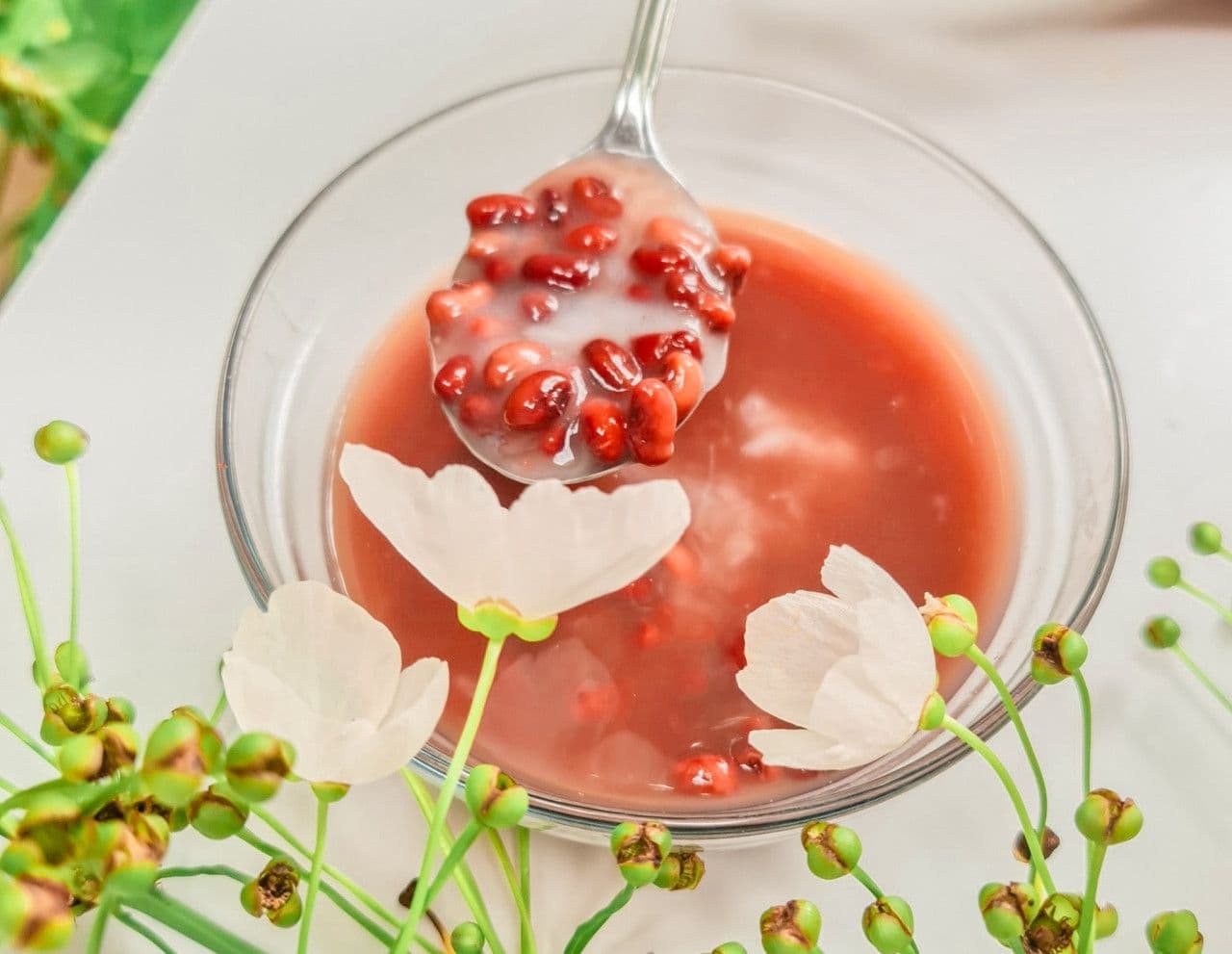 Bát chè đậu đỏ với hoa trắng, biểu tượng của ước nguyện tình duyên và hành trình kiến tạo tình yêu hiện đại trong ngày Thất Tịch.