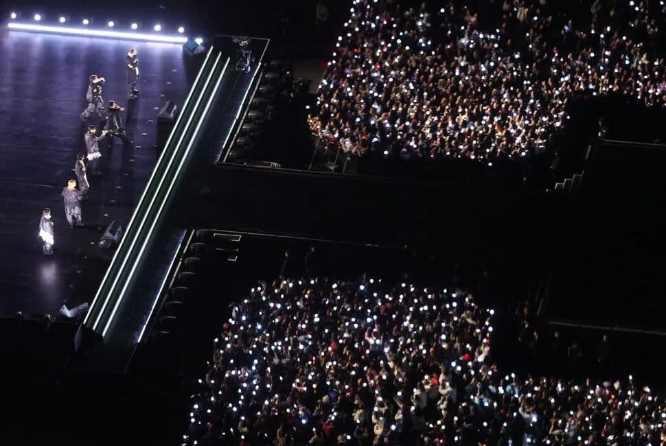 BTS biểu diễn trên sân khấu lớn tại Gwanghwamun, minh chứng cho tầm ảnh hưởng toàn cầu và di sản âm nhạc của nhóm