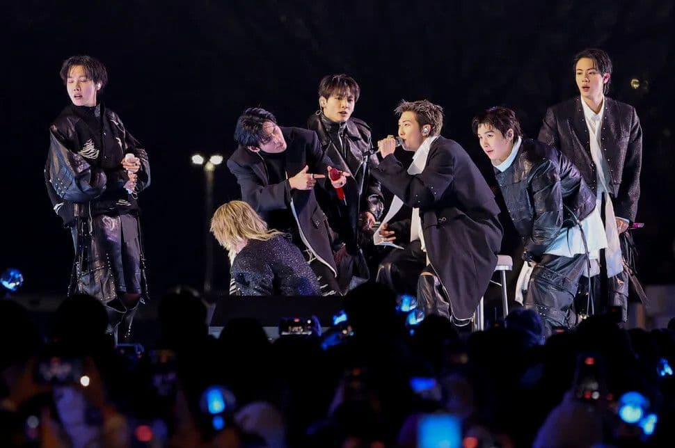 BTS biểu diễn trên sân khấu rực rỡ, phía dưới là biển lightstick của hàng chục nghìn ARMY cuồng nhiệt