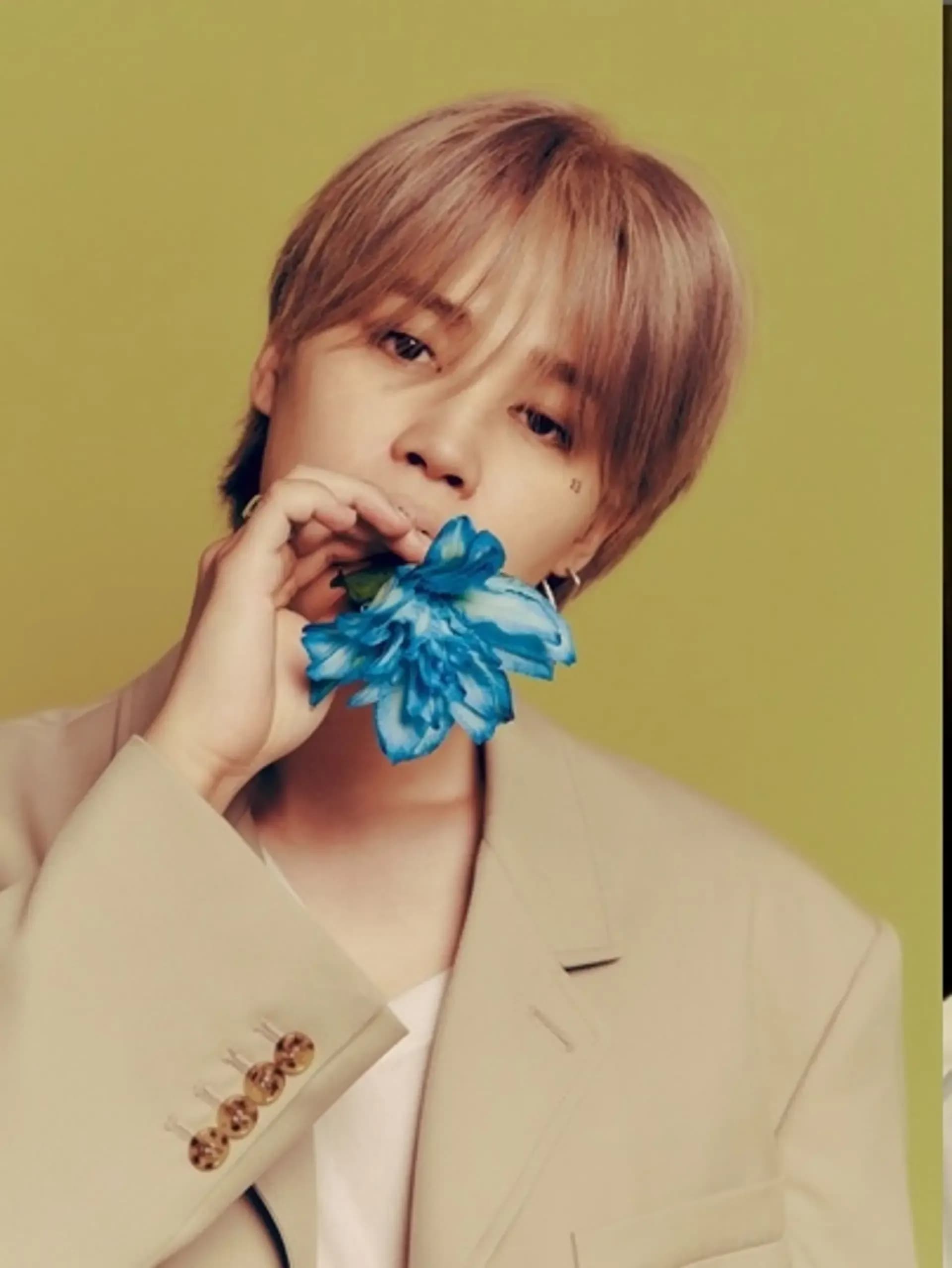 BTS Jimin và nữ diễn viên Song Da-eun trong bối cảnh tin đồn hẹn hò từ video TikTok tại hành lang căn hộ.