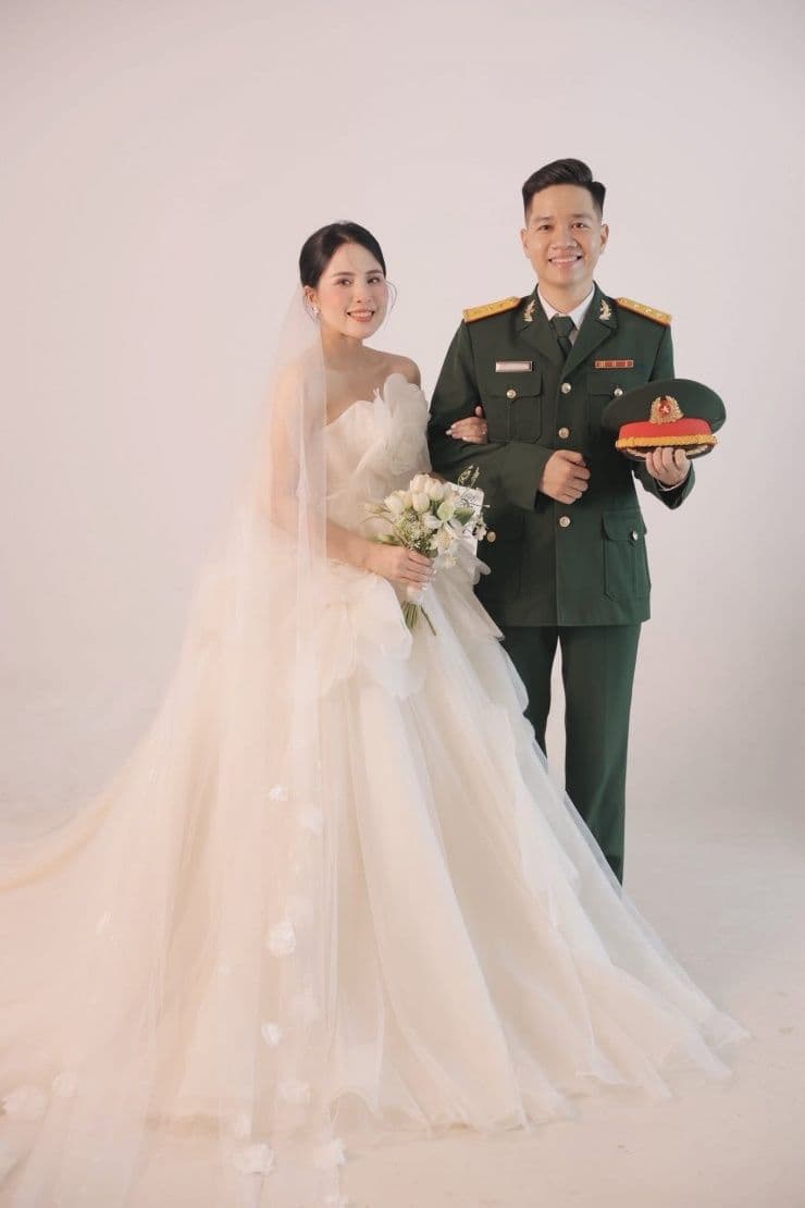 BTV Mai Hằng và Thượng úy Nguyễn Thanh Dương trong ngày cưới, một minh chứng cho 'Sao Nhập Ngũ' se duyên.