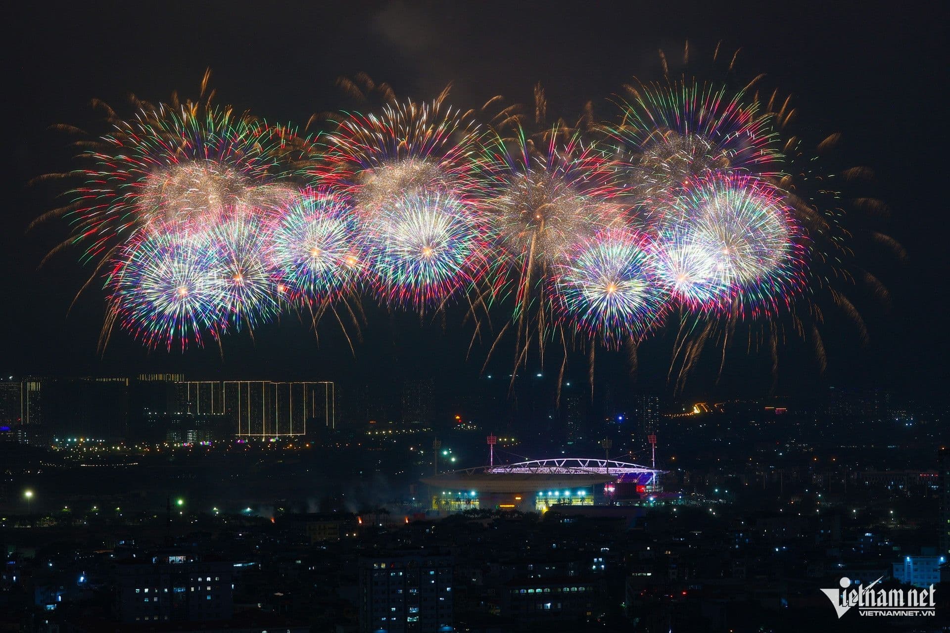 Bầu trời Hà Nội rực sáng với màn pháo hoa hoành tráng chào mừng Đại hội Đảng.