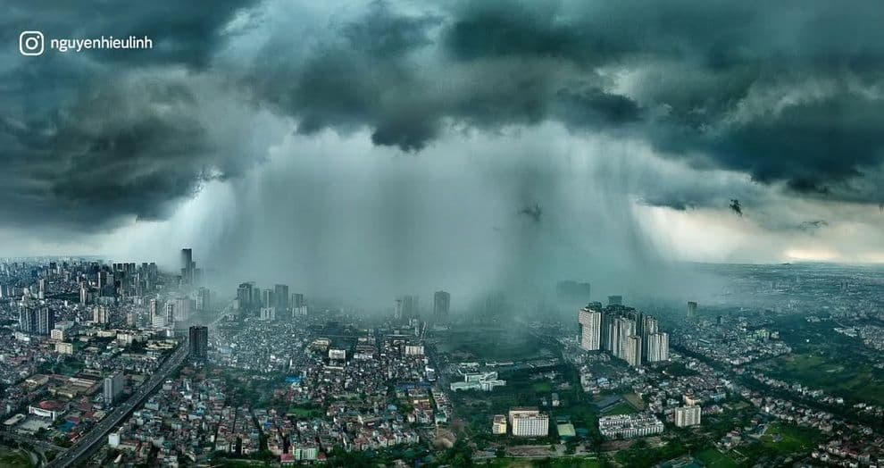 Bầu trời Hà Nội tối sầm trước cơn giông lớn, minh họa biến động khí hậu.