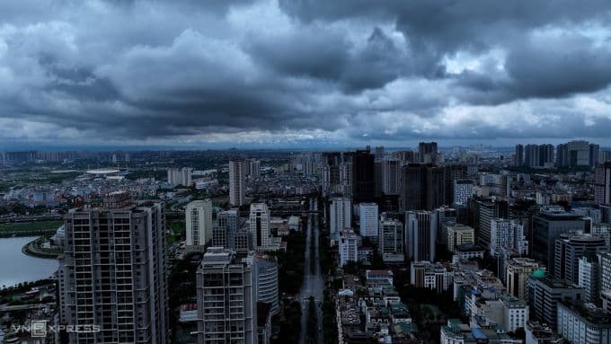 Bầu trời Hà Nội u ám với mây giông báo hiệu thời tiết bất thường sau bão Wipha