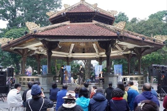 Buổi biểu diễn âm nhạc tại Nhà Bát Giác, Vườn hoa Lý Thái Tổ, thu hút đông đảo người dân và du khách thưởng thức nhạc xuân.