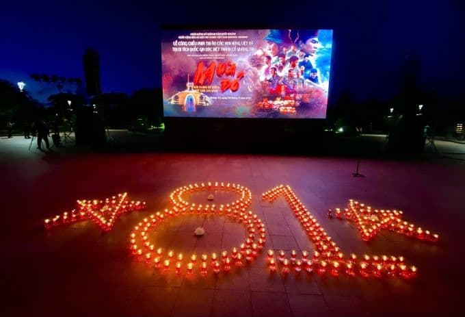 Buổi chiếu phim 'Mưa Đỏ' ngoài trời với nến xếp hình số 81, tượng trưng 81 ngày đêm bảo vệ Thành cổ Quảng Trị.