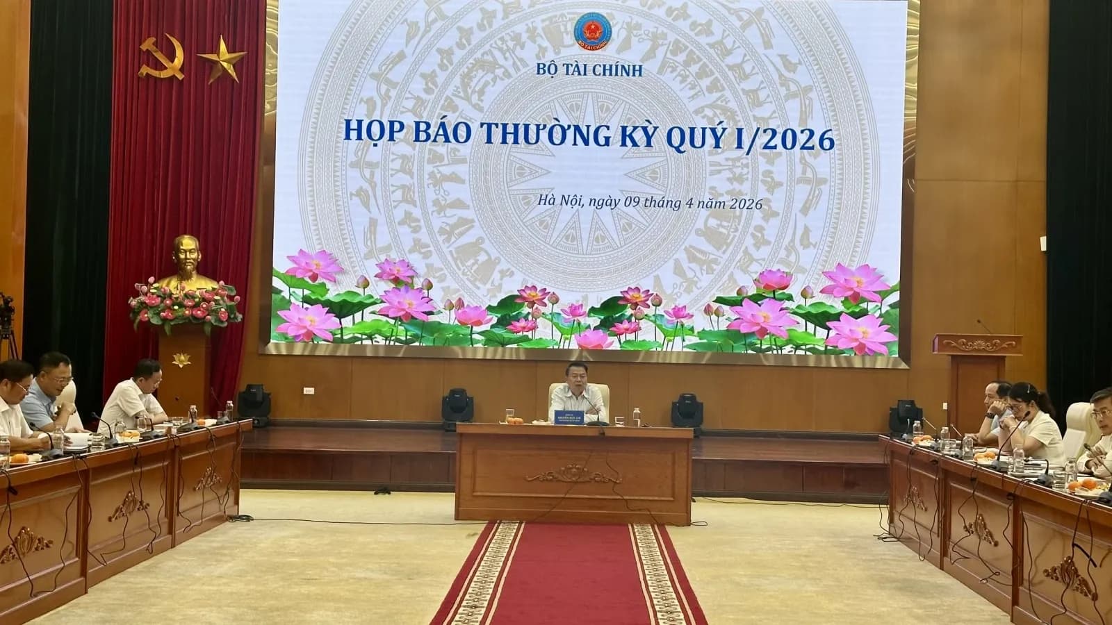 Buổi họp báo của Bộ Tài chính, thể hiện cam kết minh bạch hóa quản lý thuế và thông tin chính sách.