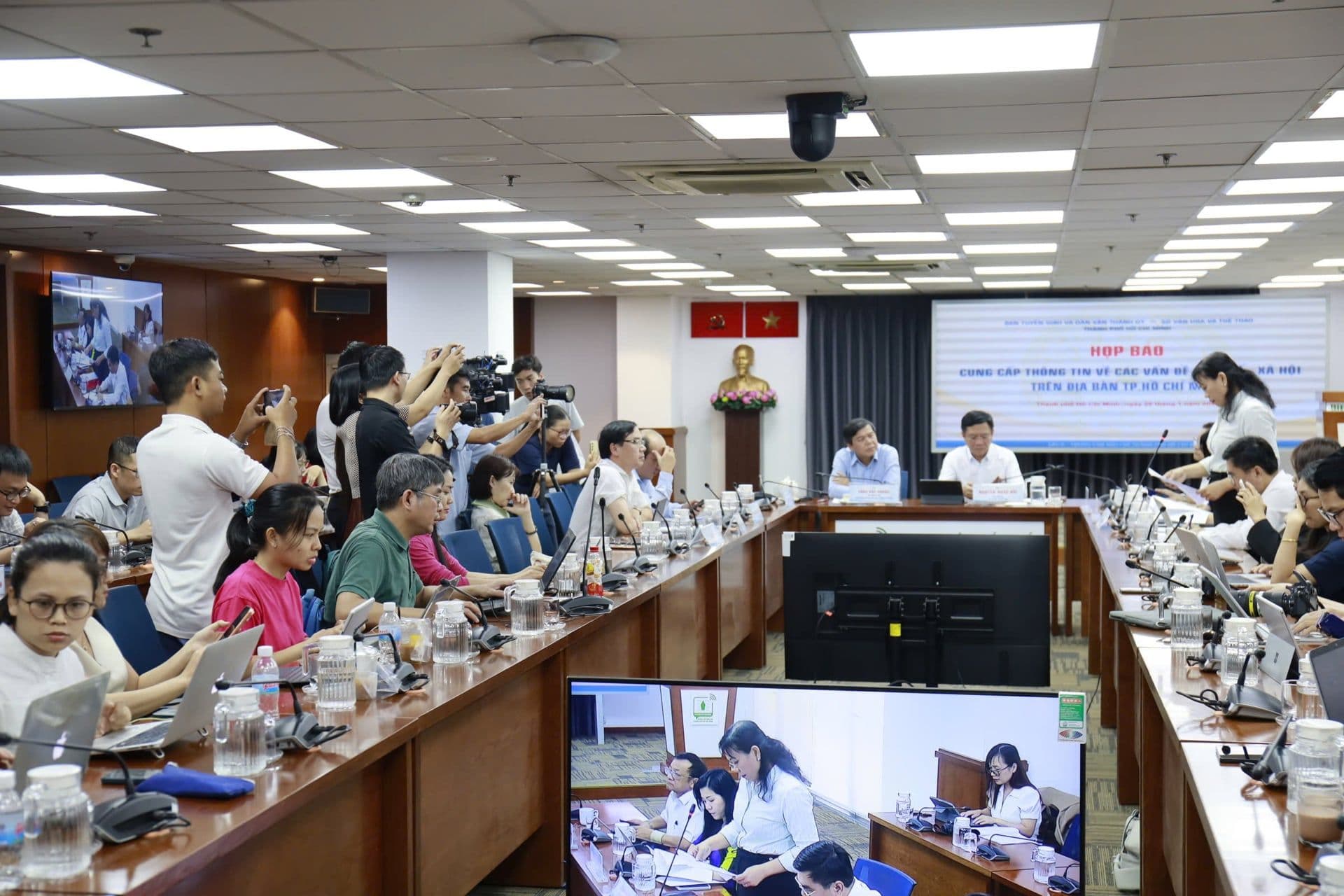 Buổi họp báo về vụ việc Sago Food, nơi các cơ quan chức năng thảo luận về an toàn thực phẩm học đường.