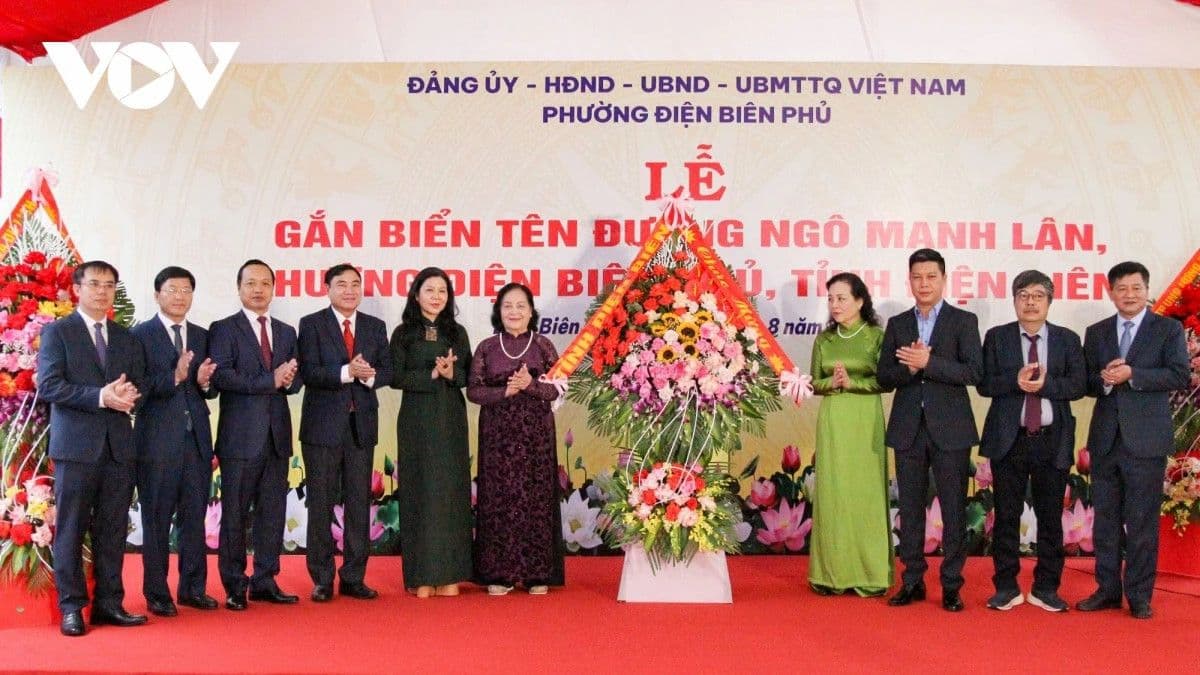 Buổi lễ trang trọng đặt tên đường Ngô Mạnh Lân tại Điện Biên Phủ, có sự tham dự của các đại biểu.