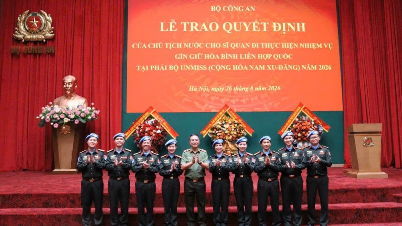 Buổi lễ trao quyết định cho lực lượng gìn giữ hòa bình, tượng trưng cho sự phối hợp và nỗ lực của các lực lượng chức năng trong việc xây dựng giải pháp an ninh toàn diện.