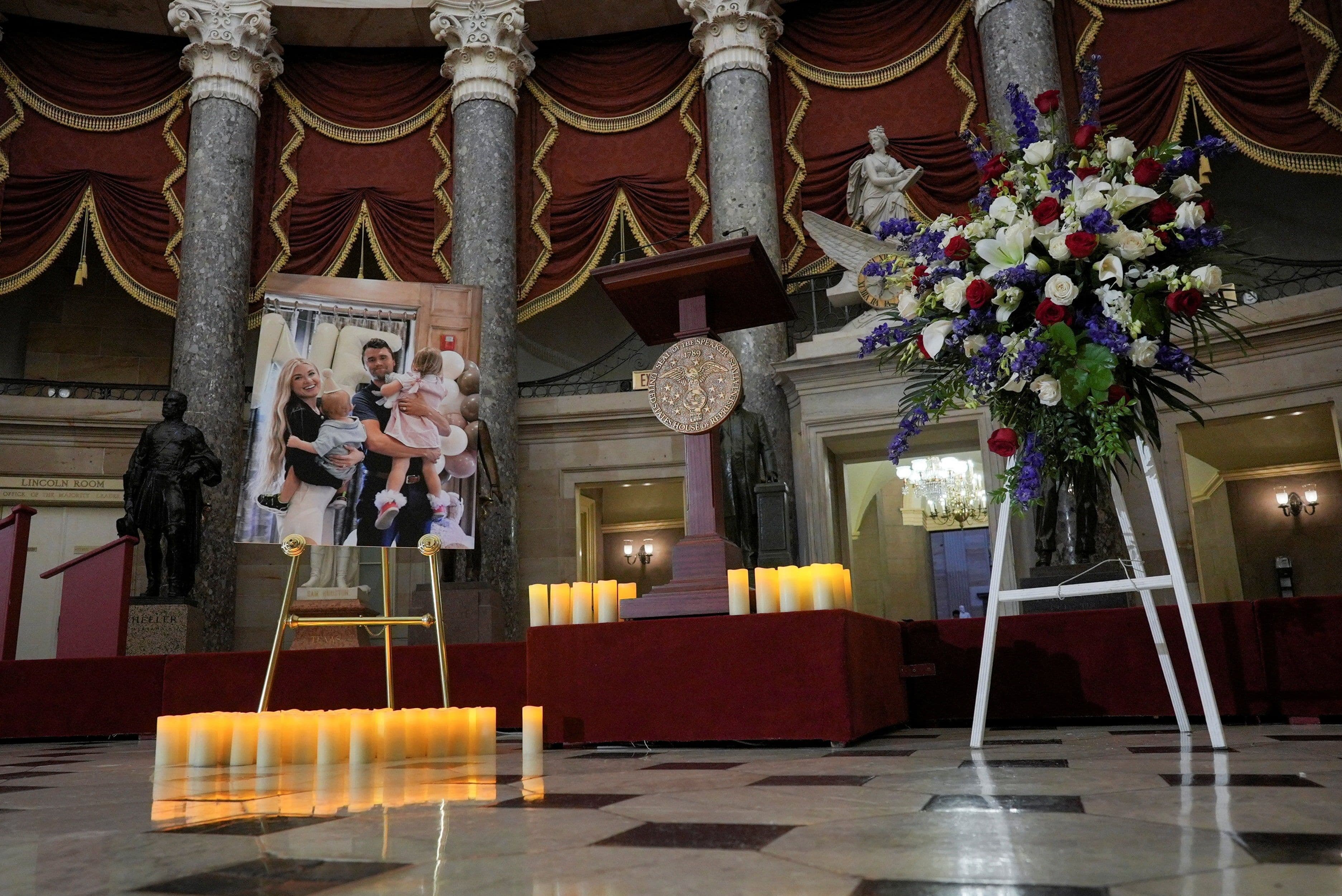 Buổi tưởng niệm nhà hoạt động bảo thủ Charlie Kirk tại Tòa nhà Quốc hội Mỹ, sự kiện dẫn đến phiên điều trần về cực đoan hóa trực tuyến.