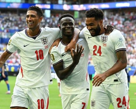 Bukayo Saka, Jude Bellingham và Reece James của đội tuyển Anh ăn mừng bàn thắng trong trận đấu 6-4 với Pháp.