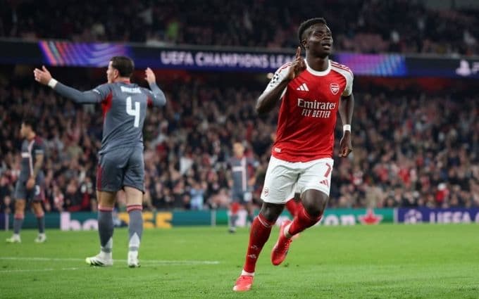 Bukayo Saka ăn mừng bàn thắng giúp Arsenal giành chiến thắng 2-0 trước Olympiacos.