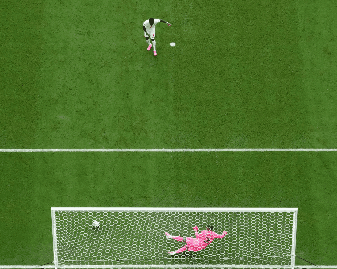 Bukayo Saka thực hiện thành công quả phạt đền, hoàn tất cú hat-trick trong trận đấu bùng nổ 6-4.