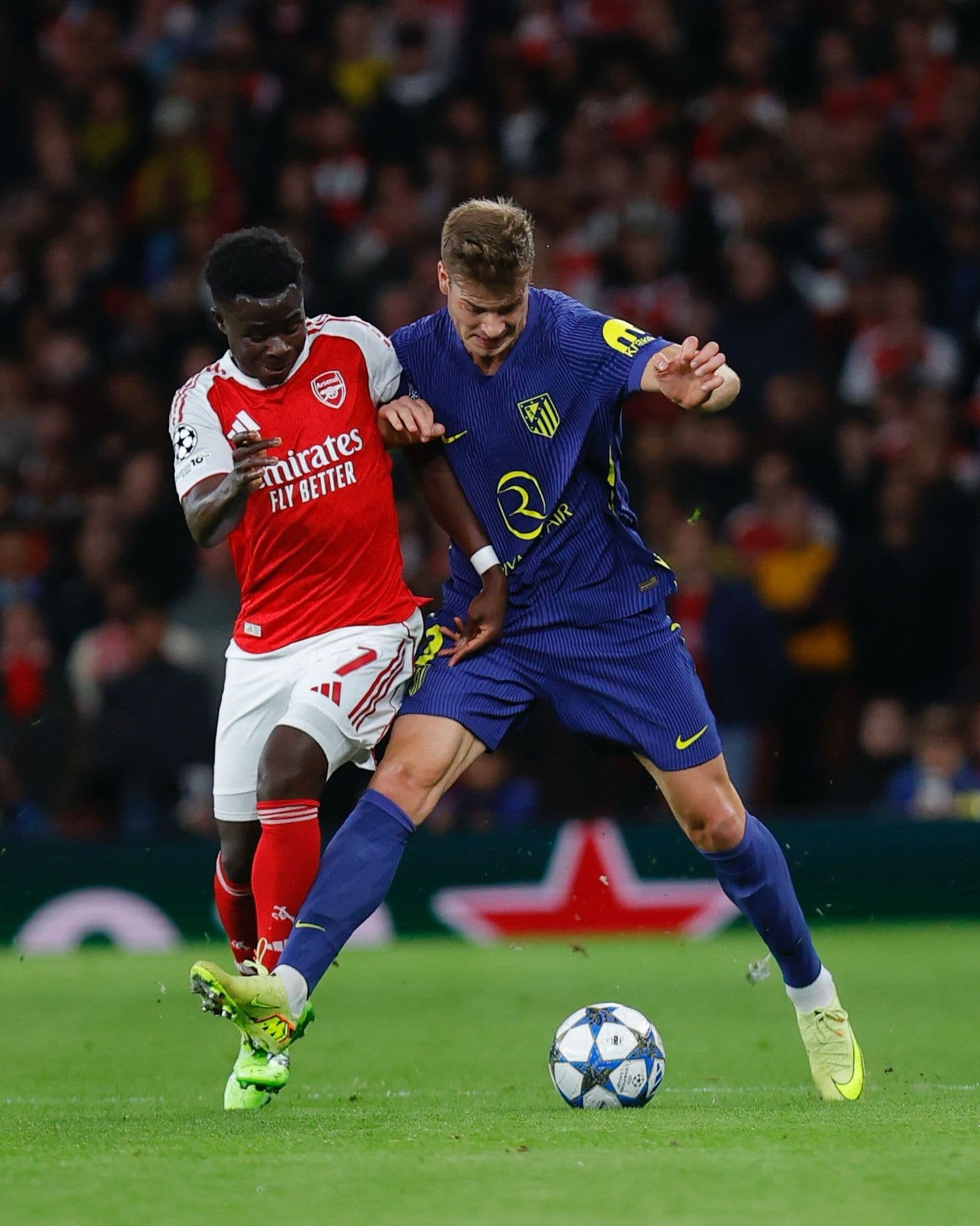 Bukayo Saka tranh chấp bóng quyết liệt, thể hiện tinh thần chiến binh của Arsenal