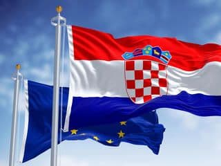 Cờ Croatia và Liên minh châu Âu tung bay, tượng trưng cho căng thẳng địa chính trị về năng lượng giữa Hungary và Croatia
