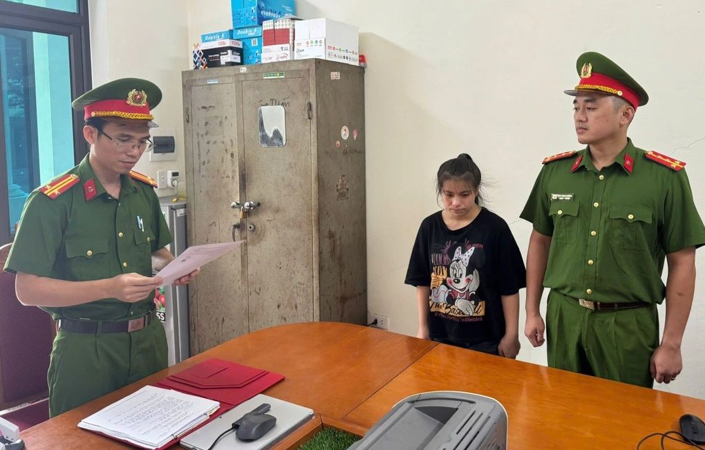 Cô gái 18 tuổi bị công an khởi tố vì gây tai nạn chết người khi điều khiển xe đạp điện, minh họa rủi ro của xe đạp điện.
