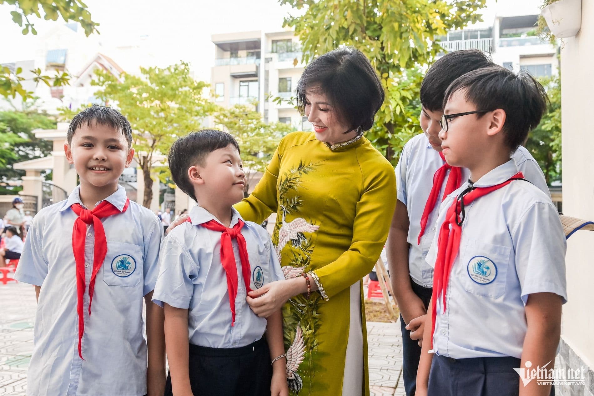 Cô giáo ân cần trò chuyện với học sinh, thể hiện vai trò vun đắp tâm hồn.