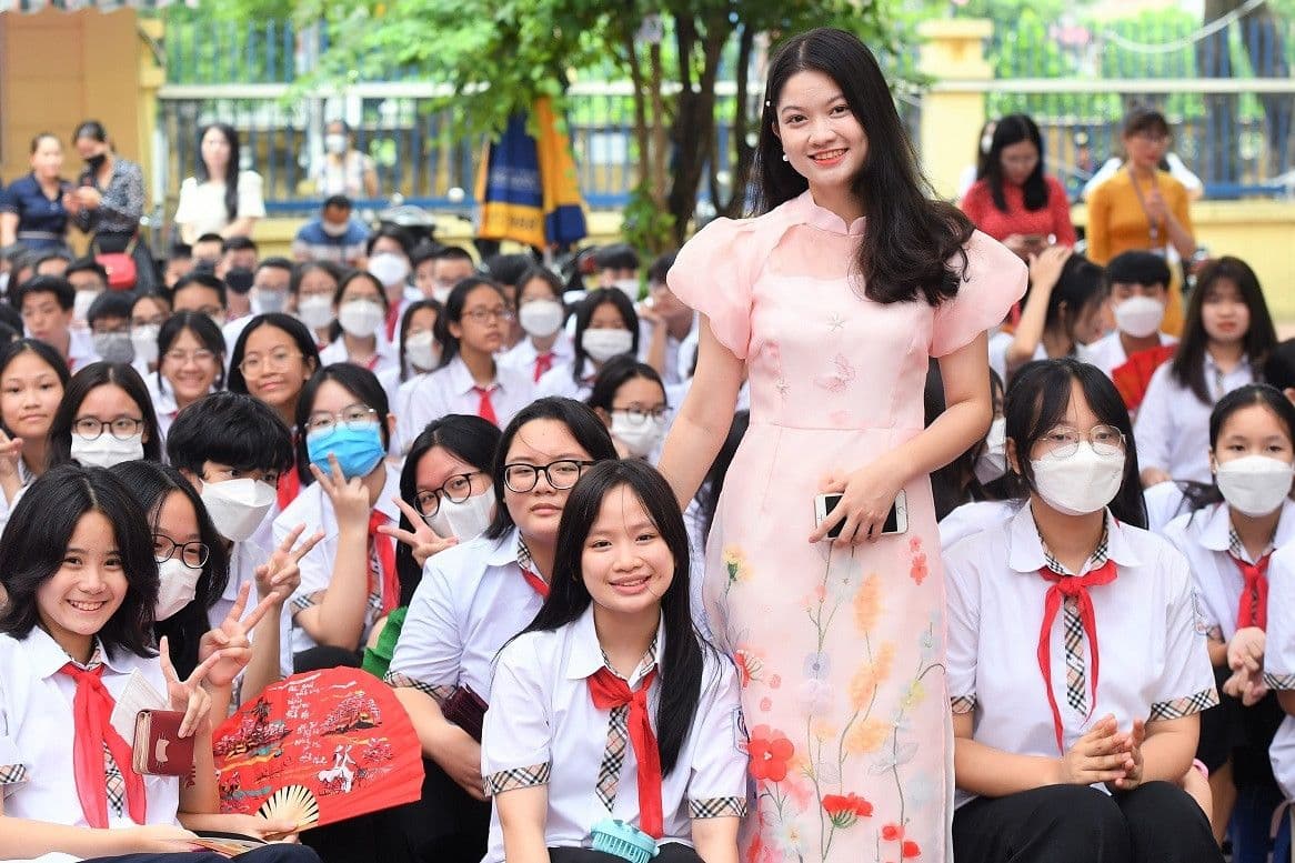 Cô giáo và học sinh tươi cười trong ngày 20/11, thể hiện tình cảm tri ân sâu sắc