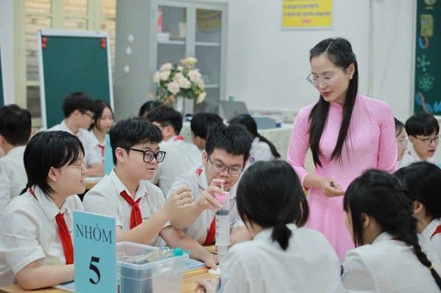 Cô giáo và học sinh trong lớp học, minh họa cho việc học sinh và giáo viên sẽ trở lại trường sau ngày nghỉ Tết Dương lịch.