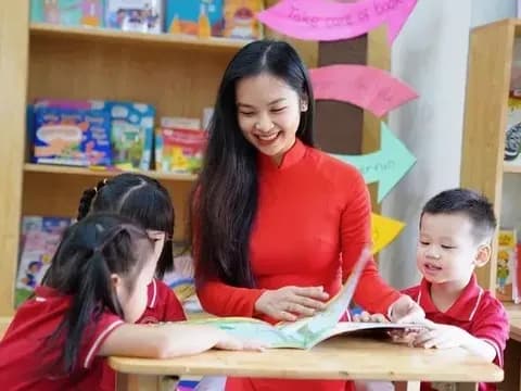 Cô giáo và học sinh trong lớp học, tượng trưng cho tinh thần quan tâm, sẻ chia trong cộng đồng.