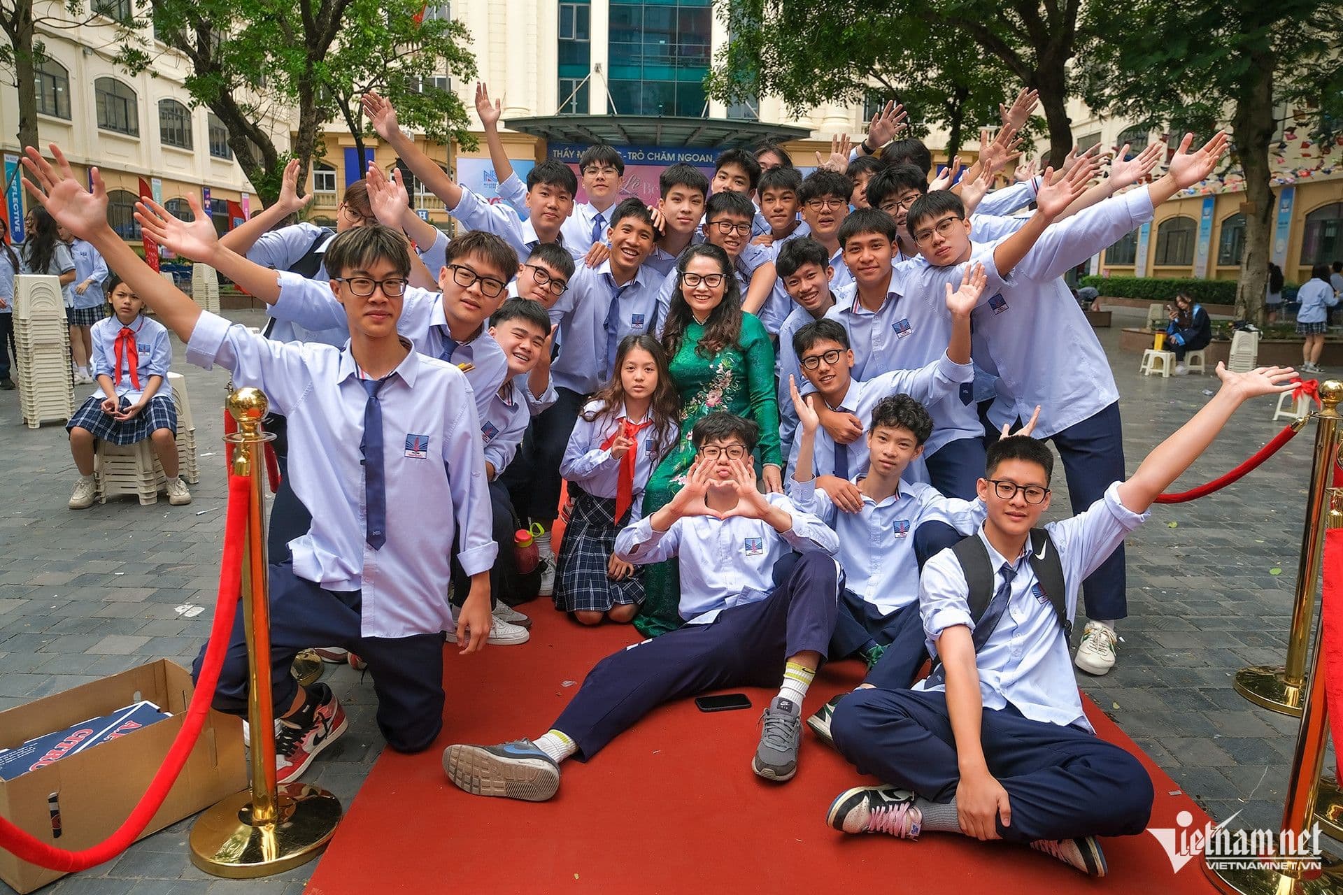 Cô giáo và học sinh vui vẻ chụp ảnh kỷ niệm, thể hiện sự gắn kết và niềm vui trong giáo dục.