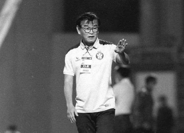 Cố HLV Phan Thanh Hùng trên sân cỏ