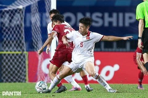 Cổ động viên Indonesia cuồng nhiệt cổ vũ trên sân nhà, tạo áp lực lớn cho đối thủ trong trận chung kết.