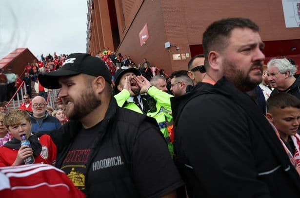 Cổ động viên Liverpool sơ tán khỏi sân Anfield sau tiếng còi báo động.