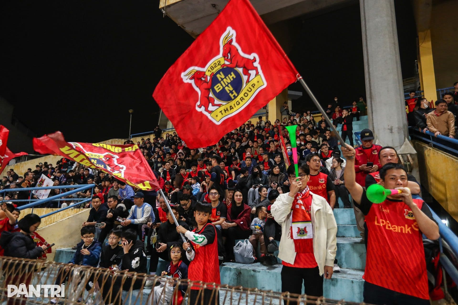 Cổ động viên Ninh Bình với cờ và băng rôn trên khán đài sân Hàng Đẫy trong ngày Đình Bắc nhận giải.