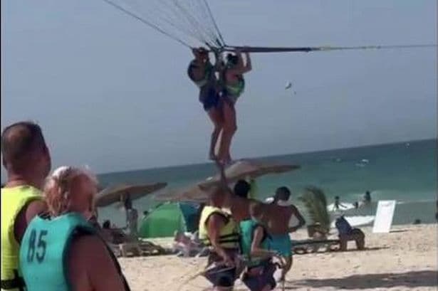 Cổ động viên rời khỏi khán đài chính tại Anfield trong sự cố sơ tán.