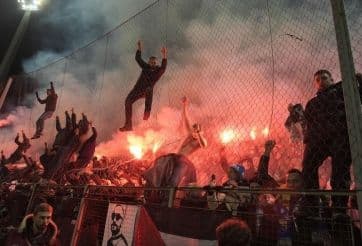 Cổ động viên đốt pháo sáng tạo không khí cuồng nhiệt trên sân nhà, ám chỉ áp lực cho Brisbane Roar