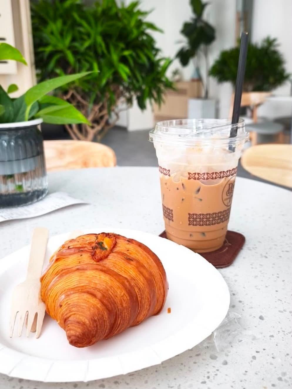 Cà phê đá và bánh croissant kiểu Pháp tại Bo's Coffee House, thể hiện sự tinh tế trong hương vị