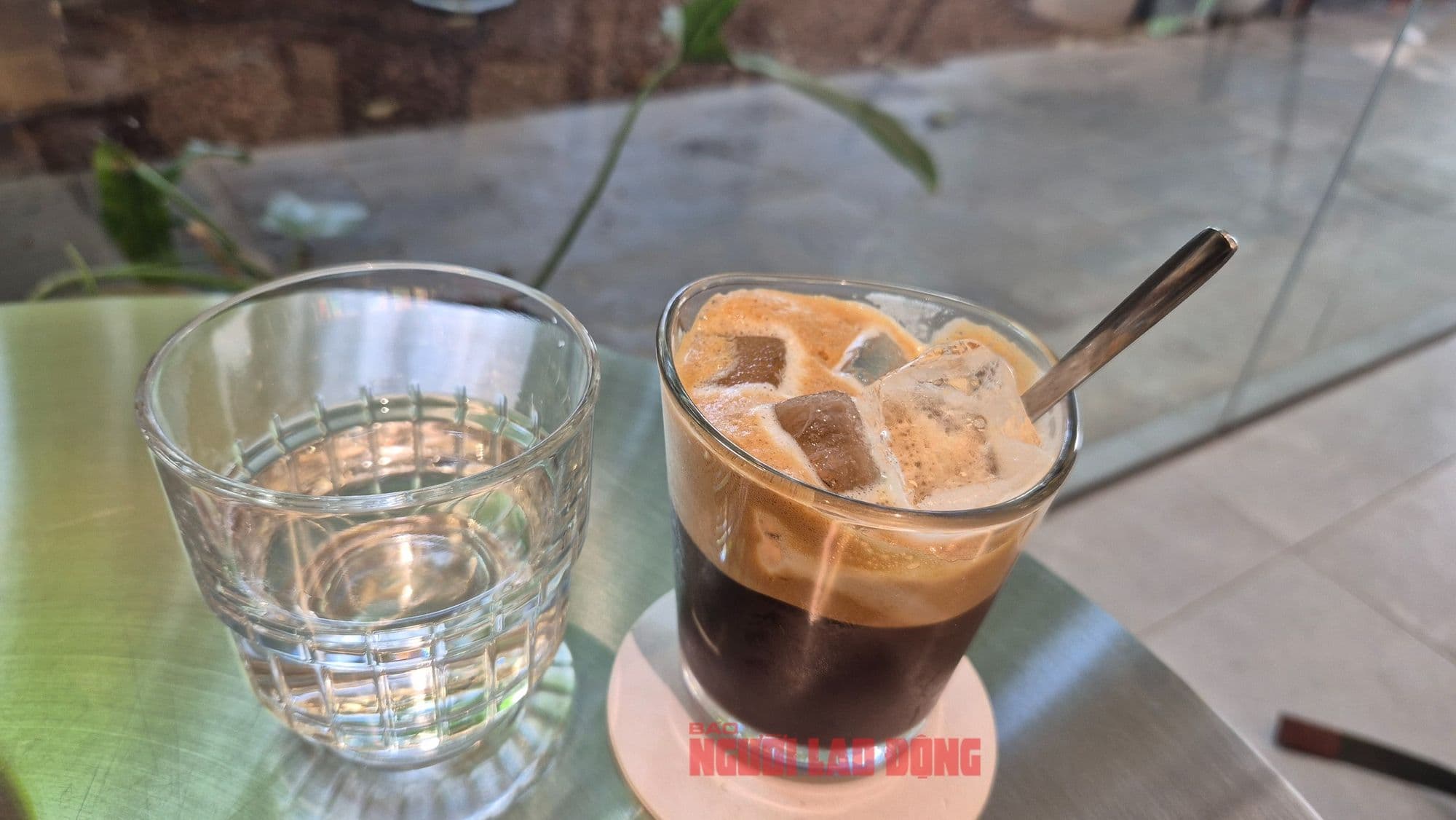 Cà phê đá Việt Nam, biểu tượng của giá cà phê vượt ngưỡng 100.000 đồng.