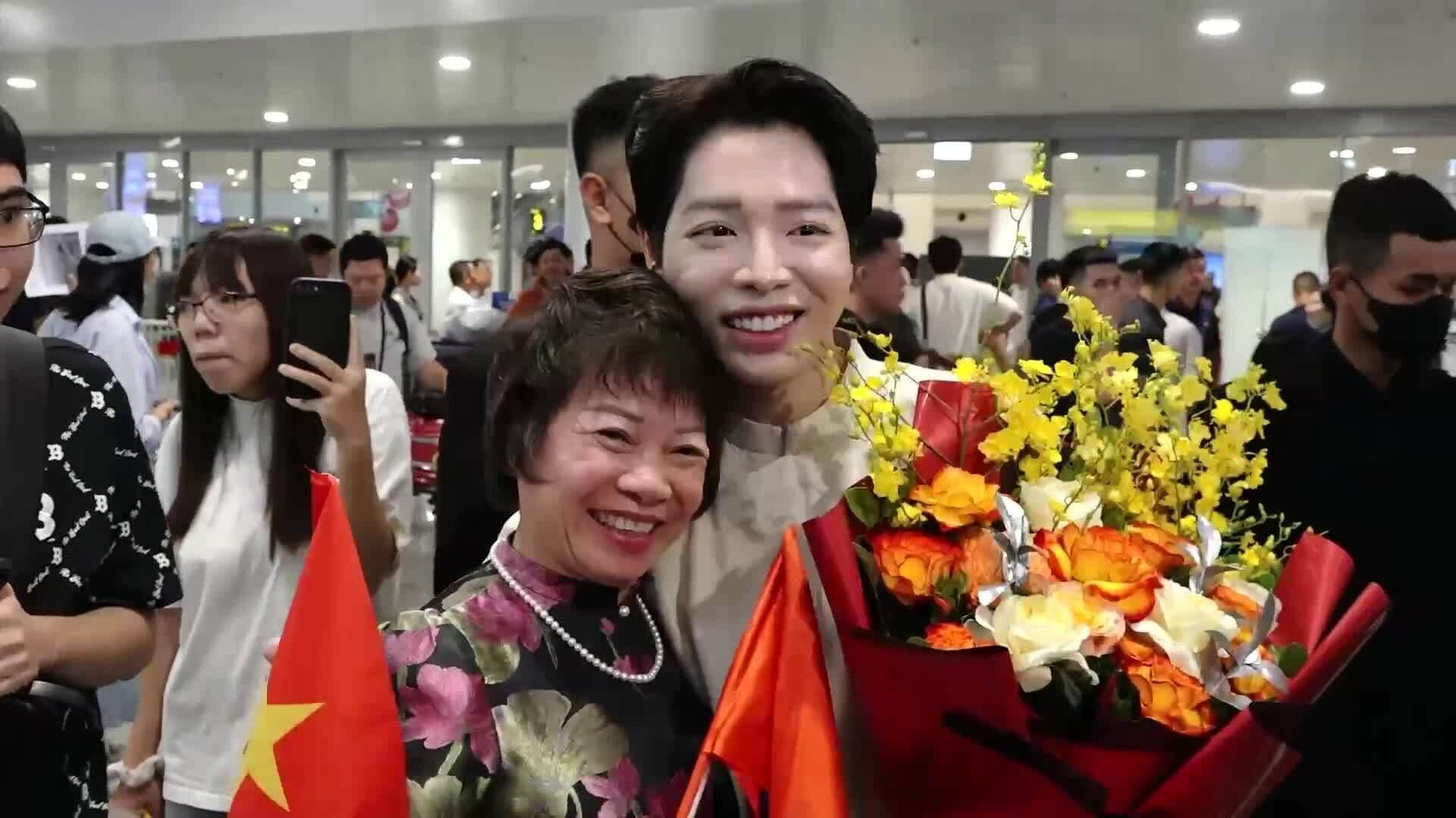 Đức Phúc được gia đình và người hâm mộ chào đón nồng nhiệt khi trở về Việt Nam sau chiến thắng.