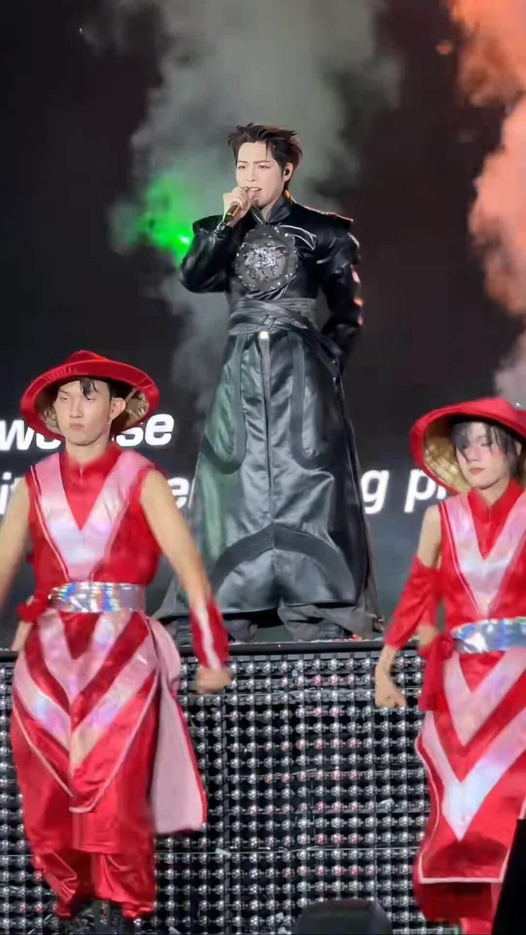 Đức Phúc trong trang phục Phù Đổng Thiên Vương biểu diễn trên sân khấu hoành tráng tại concert Anh Trai Say Hi, minh họa trải nghiệm nghệ thuật độc đáo.