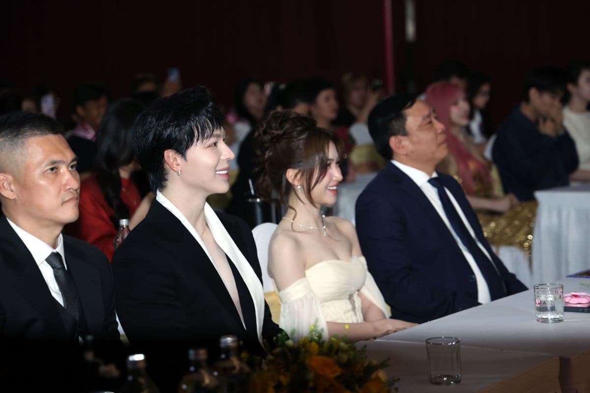 Đức Phúc và Hòa Minzy cùng các khách mời tham dự lễ công bố Giải Cống Hiến 2026.